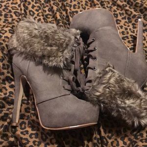 Heel Height5.25"
Platform Height2.0"